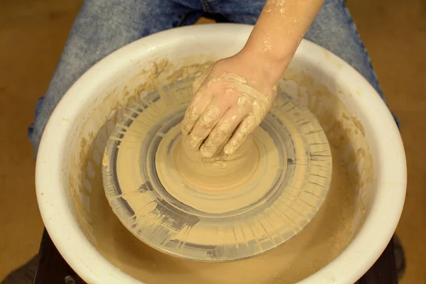 Enfants potiers mains forment par un pot d'argile sur une roue de potiers. Le potier travaille dans un atelier — Photo