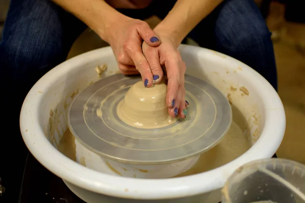 Master class sur la modélisation de l'argile sur une roue de potiers Dans l'atelier de poterie — Photo
