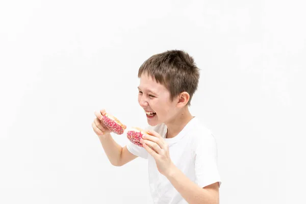 Retrato de un niño con una rosquilla en la cara —  Fotos de Stock