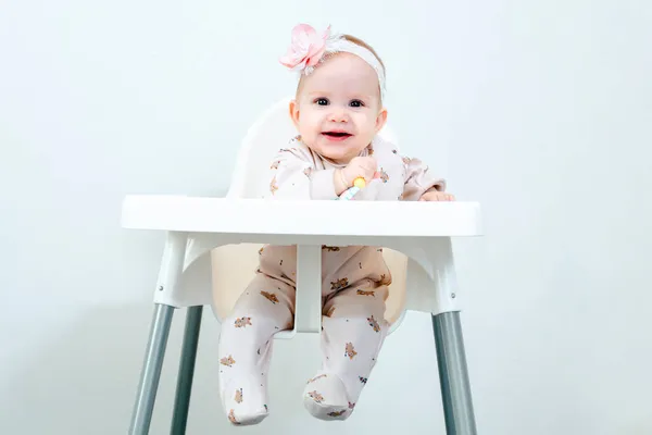 Bebek yalan söyler ve diş çıkarmak için bir oyuncak çiğner..