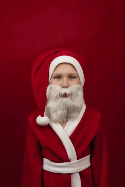 Um rapaz de fato de Pai Natal. — Fotografia de Stock