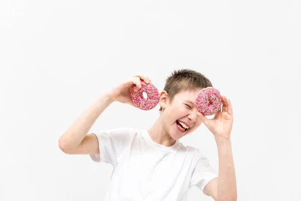 Портрет мальчика с пончиком на лице — стоковое фото