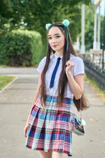 散歩中のアジア系女子高生. — ストック写真