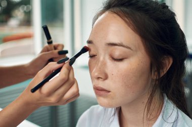 Liseli kızlar saçlarını tarıyor. Anime tarzı