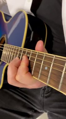 Akustik gitar çalan ellerin yakın çekimi
