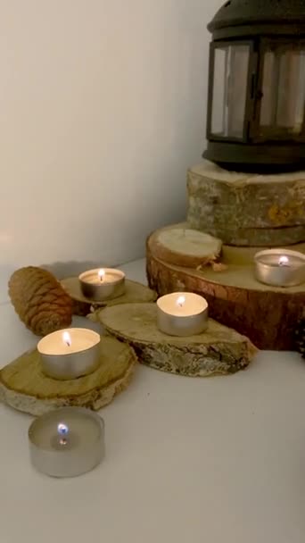 새로운 해의 내부, 나무 받침대에 놓인 촛불, 시계와 등불. — 비디오