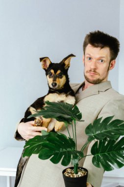 Erkek gönüllü köpek kulübesinde köpekle oynuyor..