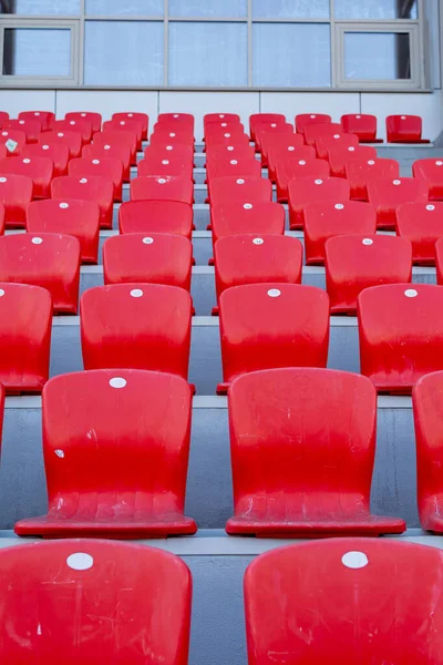 Piros ülések a stadionban. — Stock Fotó