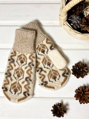 Yeni yıl düz yerleşim düzeni. Örgü eldivenler ve desenler