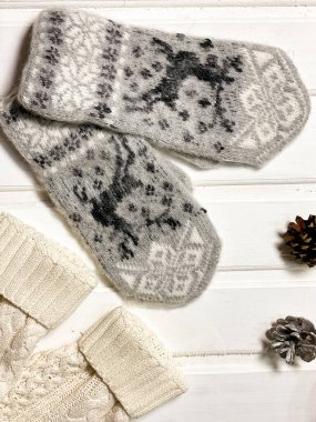 Yeni yıl düz yerleşim düzeni. Örgü eldivenler ve desenler