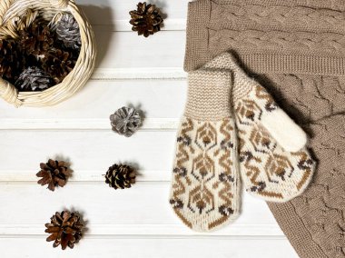Yeni yıl düz yerleşim düzeni. Örgü eldivenler ve desenler