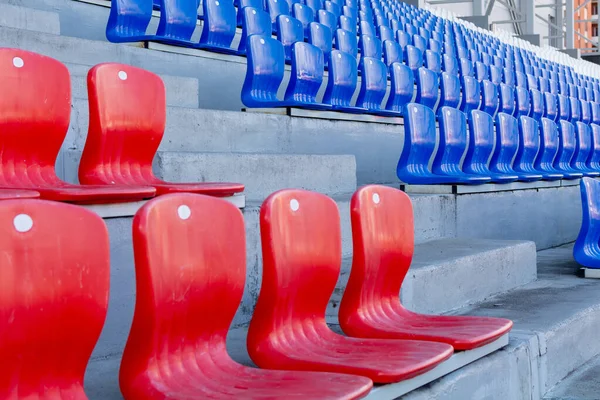 Červená a modrá místa na stadionu. — Stock fotografie