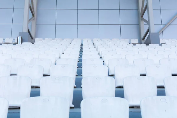 Sedili bianchi nello stadio. Bambino guarda in lontananza — Foto Stock