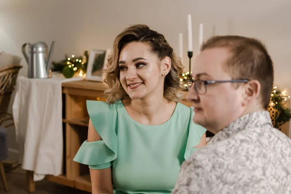 Ein Mann und eine junge Frau feiern Weihnachten. — Stockfoto