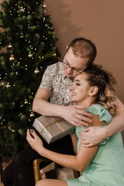 Bir erkek yeni yıl için bir kadına hediye verir..