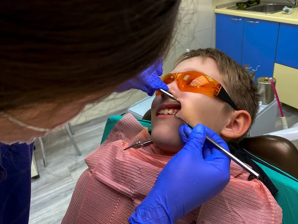 牙科诊所的年轻病人。牙科治疗. — 图库照片