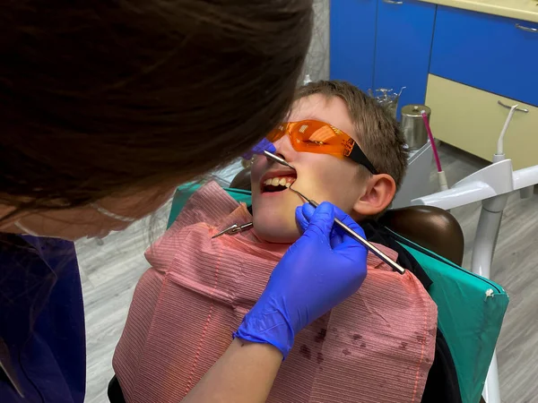 Jonge patiënt bij de tandarts. tandheelkundige behandeling. — Stockfoto