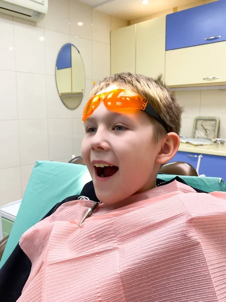 Młody pacjent w gabinecie dentystycznym. leczenie stomatologiczne. — Zdjęcie stockowe