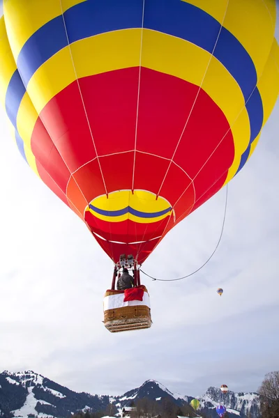 CHATEAU DOEX, SUIZA, 3 DE FEBRERO: Globos de aire caliente —  Fotos de Stock