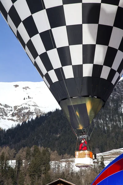 Chateau doex, Schweiz, 3 februari: hot-air ballonger — Stockfoto