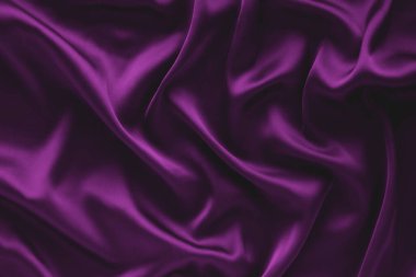 Derin, zengin, mor renkli saten. Katlanmış ve akan arka plan. Dekorasyon tasarımı. Yumuşak odaklanma. Lüks moda konsepti. Kıvrımlı koyu morumsu seksi ipek arka plan. Trend rengi 2022 - Kadife Violet.