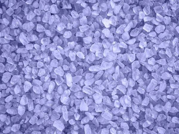 Purpurowe kolorowe kryształy soli jako tło. Aromatyczna sól do kąpieli lawandowej. Duże posypane kryształy karmazynowej soli morskiej. Piękno i pielęgnacja ciała. Zamknij się.Trend kolor 2022 - Bardzo Peri — Zdjęcie stockowe