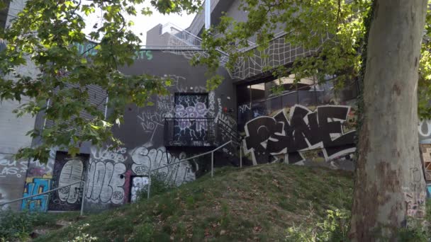 Curych Švýcarsko: září,14. 2021 graffiti dům v Curychu, mnoho symbolů a nápisů malované šedé zdi, umění, které také zničil, ve dne bez lidí