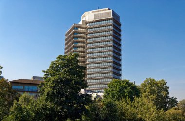 13.09.2021 Zürih: Migros ana binası Zürih, perakende satış sağlayıcısı, açık mavi gökyüzü, insansız bir gün