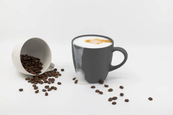 Blaugrüner Latte Cup Vor Weißem Hintergrund Mit Braunen Roten Bohnen — Stockfoto