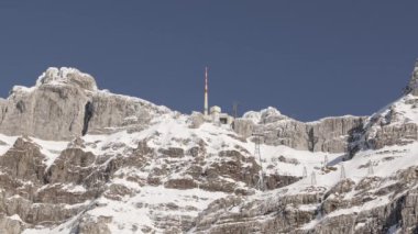 Saentis Dağı, mavi bulutsuz gökyüzü, telekomünikasyon ve radyo iletim kulesi ile zirvede görülebilir, yakın görüş, video