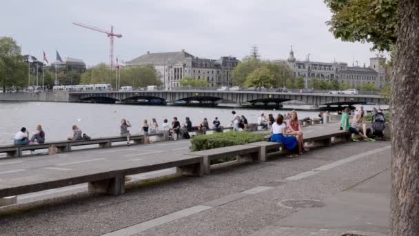 2021 Zürich Bellevue Strandpromenad Många Människor Sitter Vid Sjön Och — Stockvideo