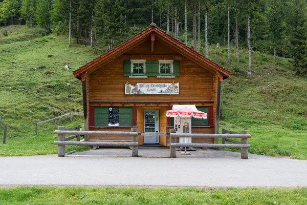 2021年8月19日牛奶饮用大厅湖阿尔卑斯山开采区 自助食品站 软糖冰淇淋 饮料硬币插入物 当天无人值守 — 图库照片