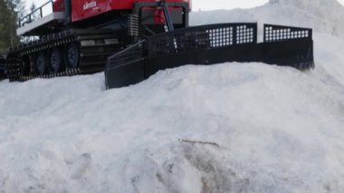 03.31.2021 Sntis, Schwgalp anahtarı: Aşağıdaki kar tepesinden yukarıdaki kar tımarcısına uzanan kırmızı kar temizleme kamerası, büyük raylar, çatıda turuncu uyarı ışığı, gündüz vakti, insanlar olmadan.