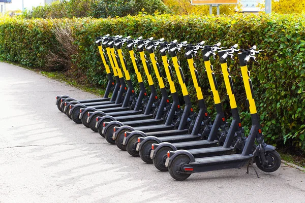 Elektrikli Scooterlar Tam Olarak Sokaktaki Parka Park Edilmiş Sarı Scooter — Stok fotoğraf