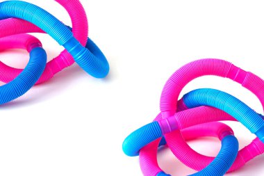 Yalıtılmış beyaz arka planda pembe ve mavi renkli bir tüpten alınan 2021 anti-stres duyusal plastik oyuncağı pop tüpü trend oyuncağı. Oluklu metamarfoz. Metin için yeri olan düz uzandı.