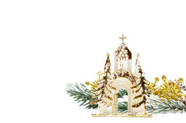 İzole edilmiş beyaz arka planda altın bir tapınak ve karla kaplı ladin dallı bir Noel kartı. Mutlu yıllar 2022 selamlar. Uzayı kopyala Düz yatıyordu