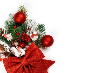 Uzay yatay tebrik kartını kopyala Mutlu yıllar ve izole edilmiş beyaz arka planda Mutlu Noeller. Noel süslemeleri, köknar dalı, yeni yıl buketi ve altın renkli bokeh içeren yazı için beyaz arkaplan. 2022 yılı. Tebrik mesajı.