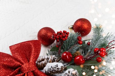 Uzay Festivali Noel 'inin fotokopisini çekin, yeni yıl arkaplanı tebrik etmek ve mutlu Noeller dilemek için. Örgü örmüş beyaz arka plan. Aile gelenekleri. Spruce Yeni Yıl buketi.