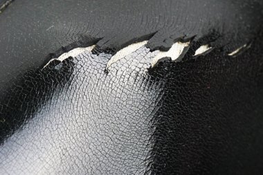 Delikli ve lastiğinde çatlaklar olan eski bir lastik bot. Ayakkabıların kalitesi. Ayakkabı tamiri. Çatlak kauçuğun yapısının yapısı. Bagajdaki delik.