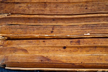 Eski deri sayfaların dokusu. Antika kitap. Kütüphane. Eski kâğıtlar. Eski, eski bir kitabın tarihi. İncil. kağıt kapanışı