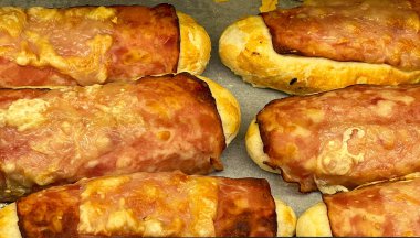 Jambon ve peynirli mini pizza..