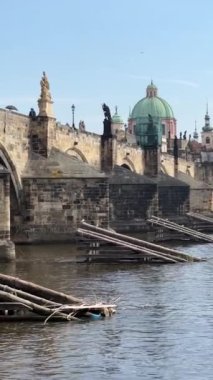 Prag 'da. Çek Cumhuriyeti. Avrupa Birliği. Sosyal medya için dikey video.