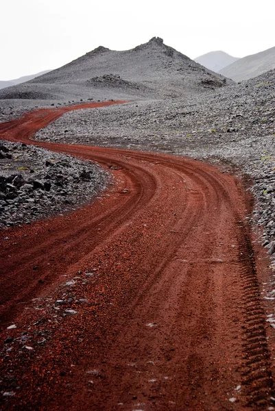 Percorso rosso in terra desolata — Foto Stock