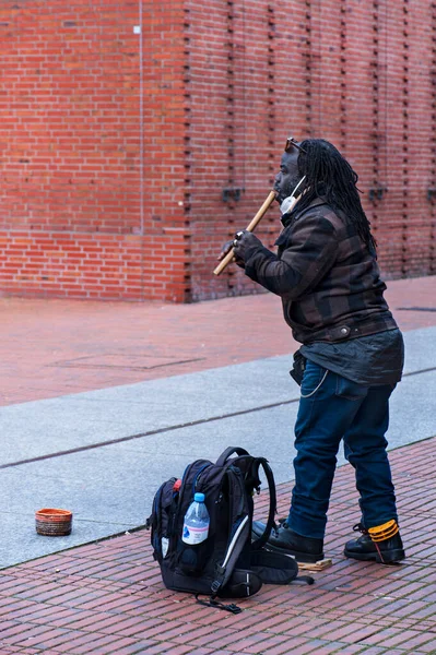 2022年3月6日ドイツ ケルン ストリートミュージシャンがフルートを演奏 — ストック写真