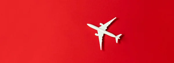 Composición Creativa Con Avión Pasajeros Sobre Fondo Rojo Viaje Verano —  Fotos de Stock