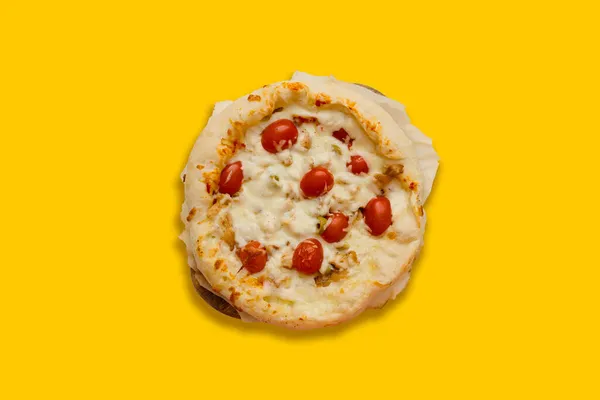 Pizza Maison Appétissante Margarita Fromage Tomates Sur Fond Jaune Avec — Photo