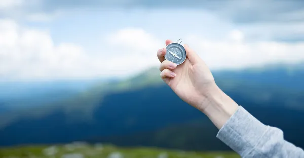 Ręka Podróżnika Posiada Kompas Piękne Karpaty Widok Gór Baner Poziomy — Zdjęcie stockowe
