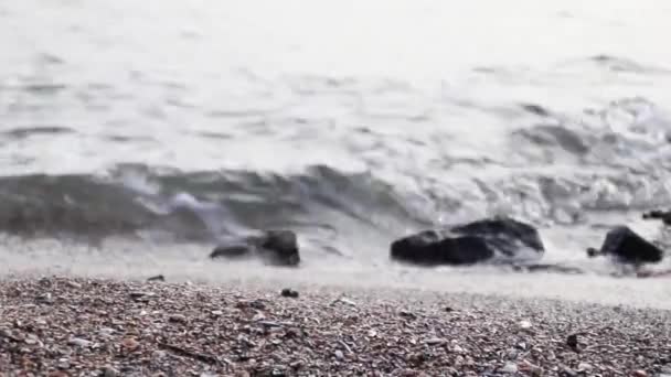 Azul ondas costa do mar e rolar na areia branca, férias de verão e conceito de viagem — Vídeo de Stock