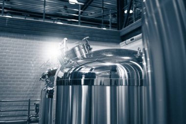 Modern bira üretim çelik tanklar ve borular, makine araçları ve fıçılar, bira üretimi