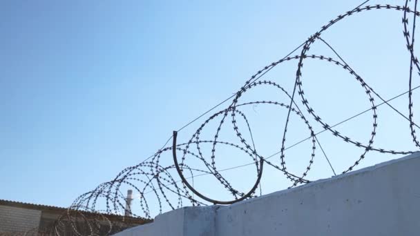 Valla con alambre de púas contra los inmigrantes en Europa. Concepto de prisión — Vídeos de Stock